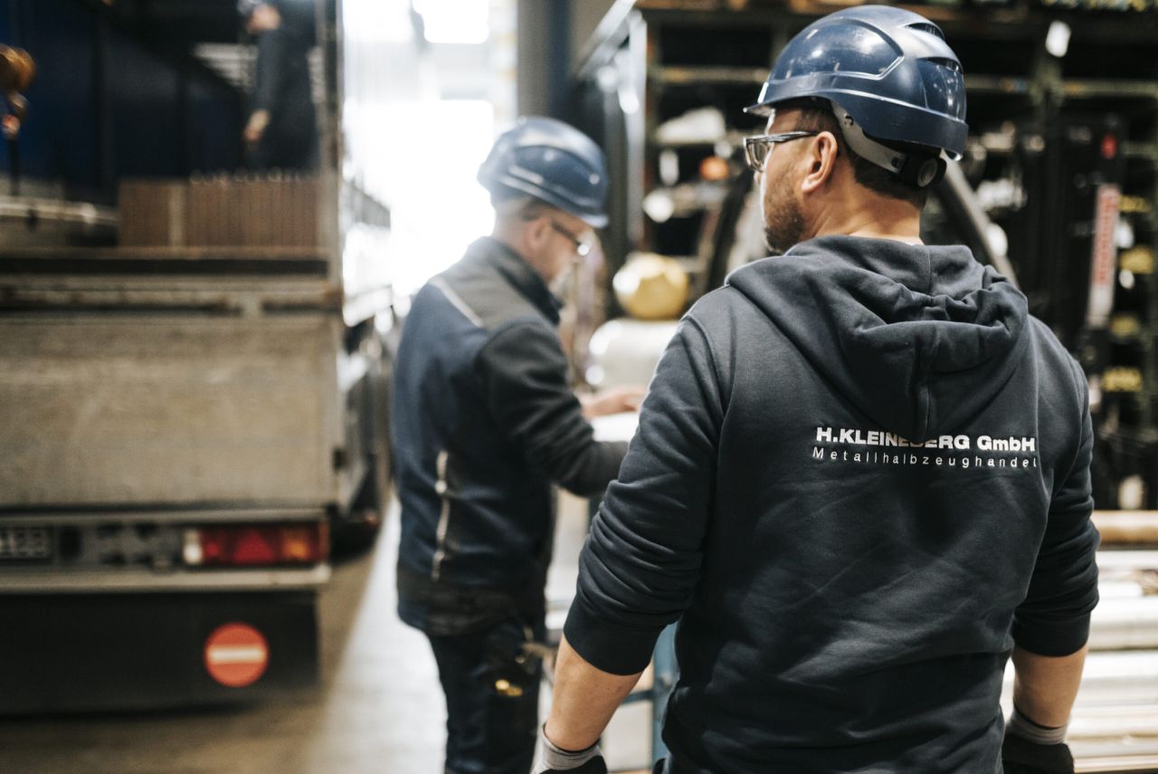 Kleineberg Mitarbeiter in Lagerhalle