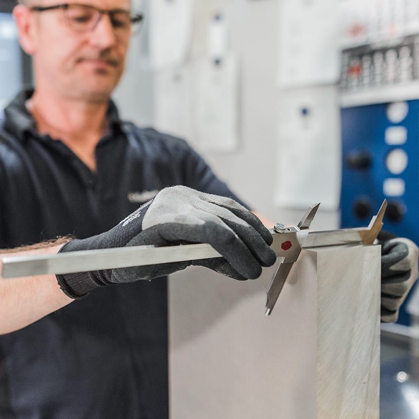 Plattenzuschnitte aus Aluminium an der Plattensaege 4